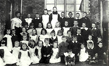 Greenfield schoolchildren about 1900 [Z50/142/46]